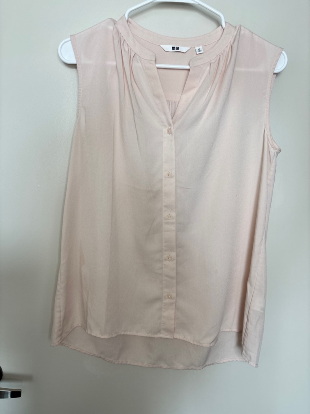 Uniqlo Sleeveless Button-Front Blouse in Pale Pink